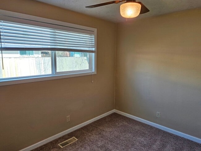 Building Photo - 3Bd/2Ba Single Story Home-For viewing!