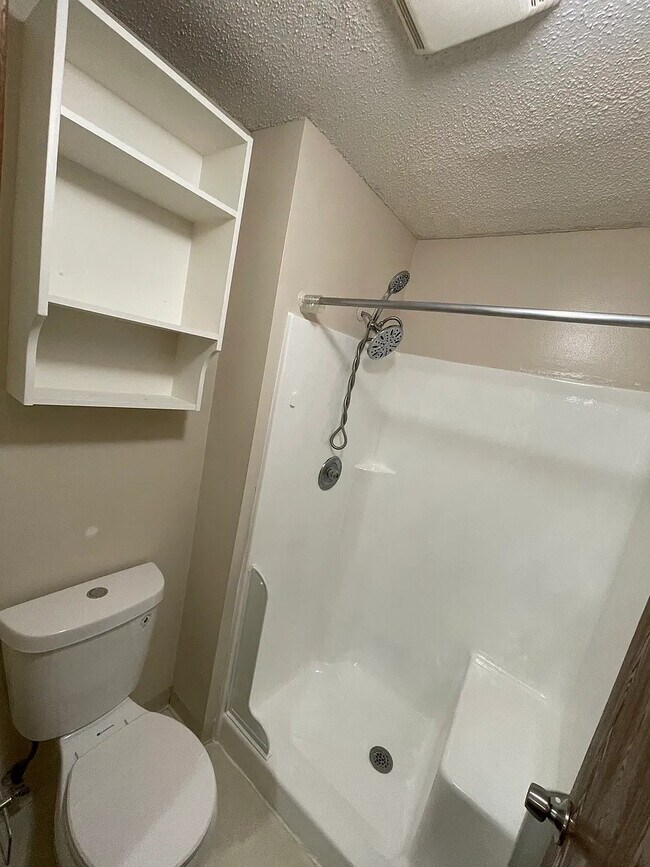 Building Photo - 3440 Golfview Dr