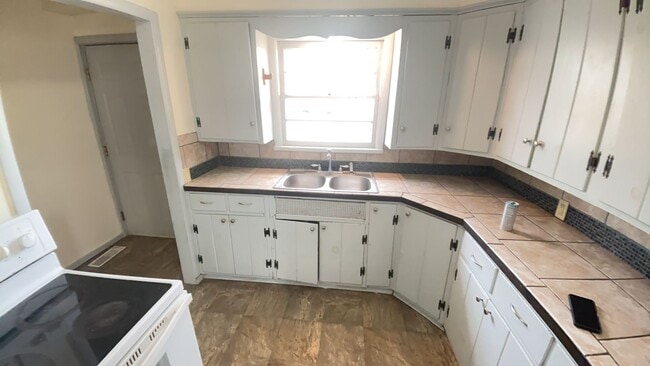 Building Photo - 577 NW T St