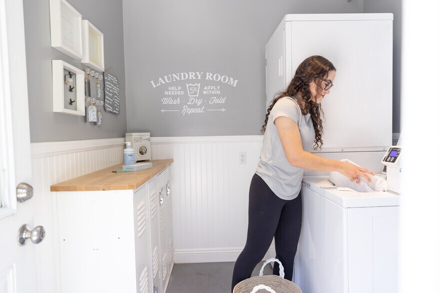 Building Photo - 1119 N Sweetzer Ave