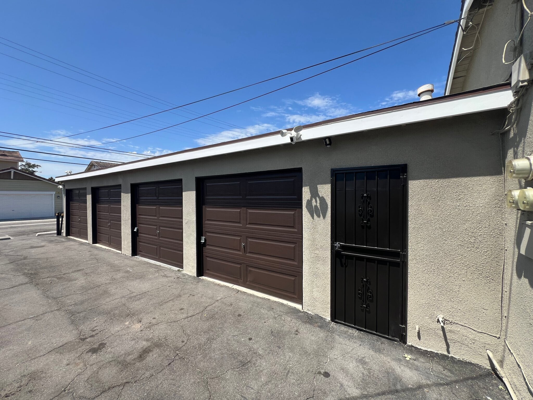Building Photo - 370-370 W Truslow Ave