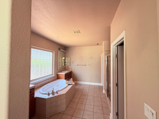 Building Photo - 2212 Maloney Dr