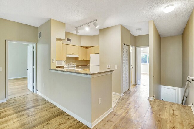 Building Photo - 270 Crestwood Cir