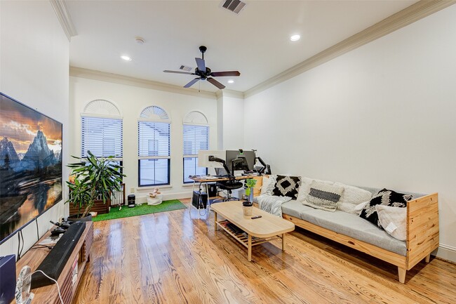 Building Photo - 3105 Fairdale Oaks E