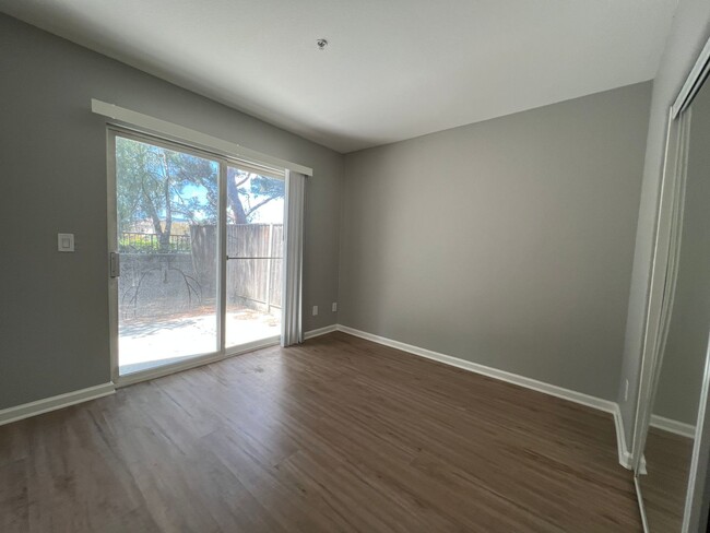 Building Photo - Beautifully Updated 3 Bedroom 3.5 Bath Tow...