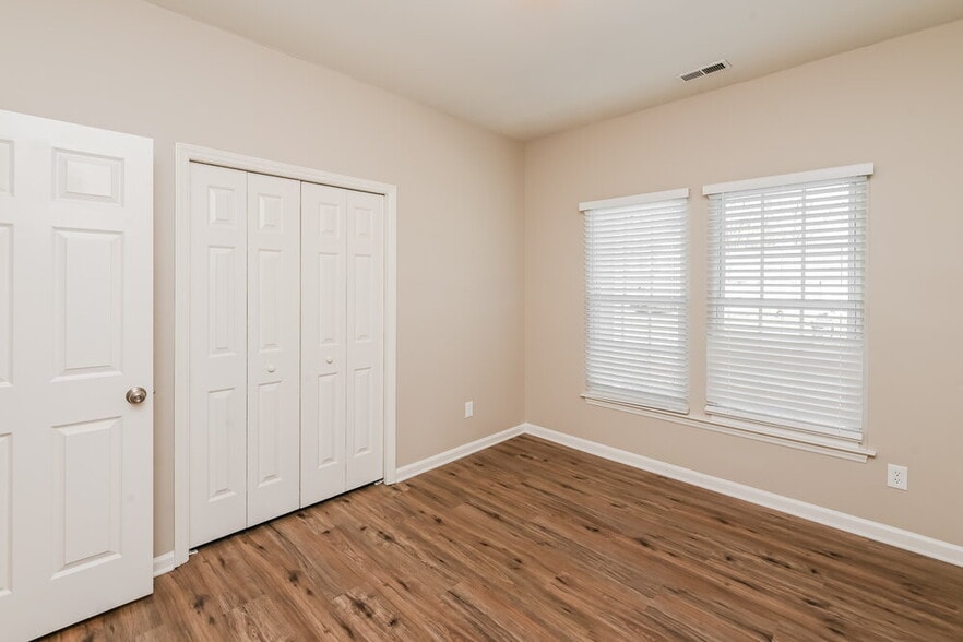 Building Photo - 2117 David Earl Dr