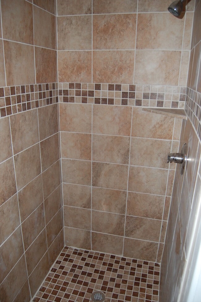 Building Photo - Great updated 4 bedroom 2.5 bath home, 2 c...