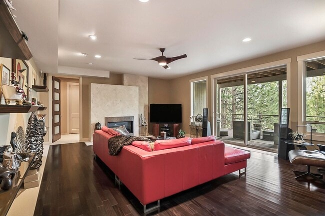 Building Photo - 1/2 off first months rent / Large home in gated Awbrey Glen neighborhood