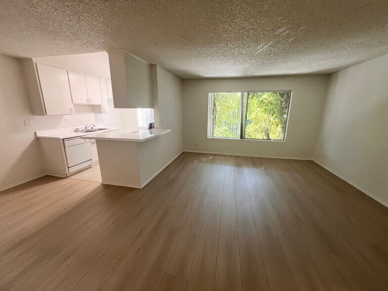 Building Photo - 4424 Woodman Ave