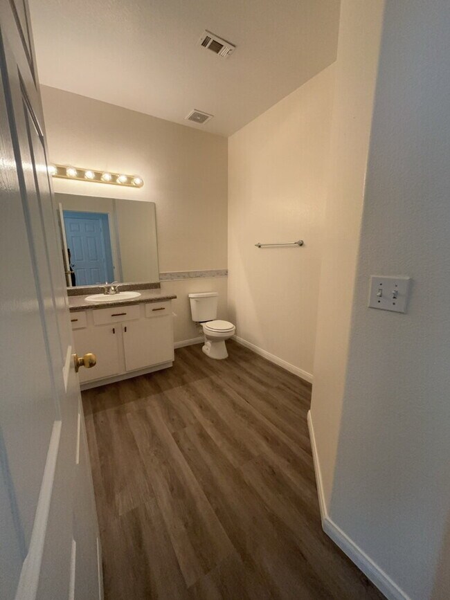 Building Photo - Spacious 3-Bed / 2.5 Bath Oasis: Modern Living in the Heart of Las Vegas!