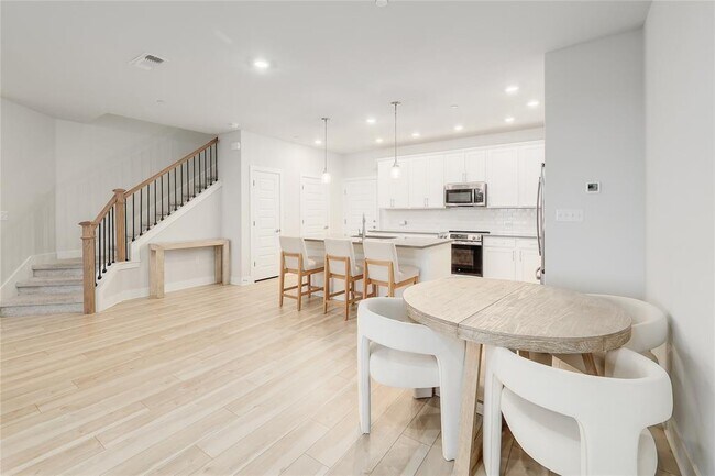 Building Photo - 207 Flowers Ave