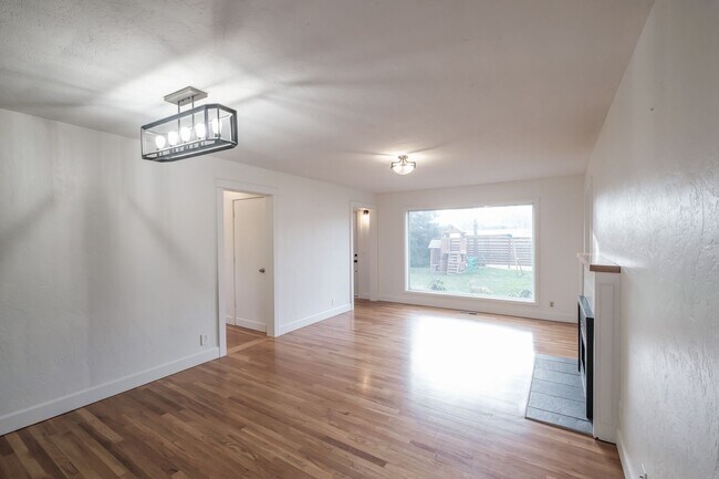 Building Photo - Charming 3-Bed 2 Bath Home with Spectacula...