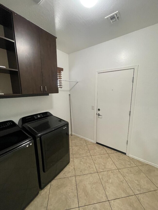Building Photo - 4425 E Muriel Dr