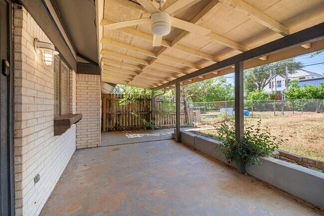 Building Photo - 2025 Monarch Dr