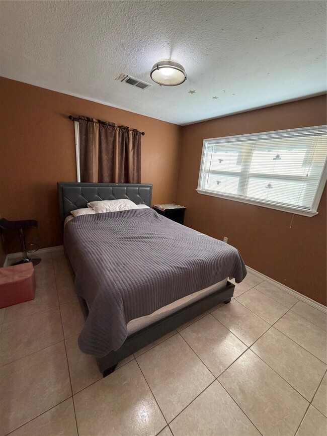 Building Photo - 2421 Pine St