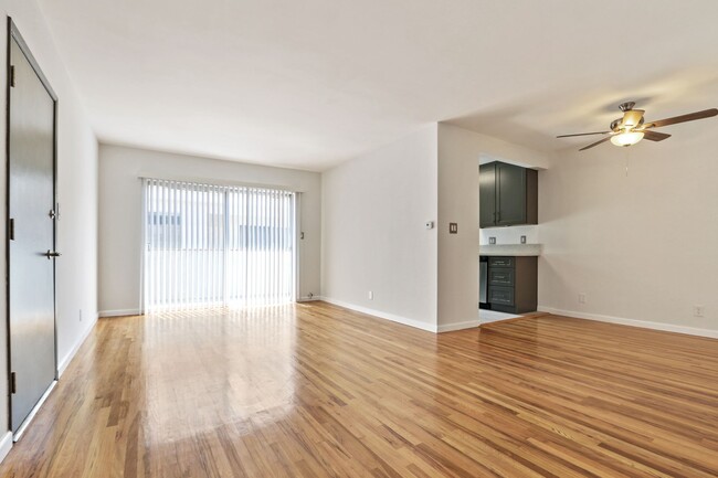 Building Photo - 917 5th St in Santa Monica.  Steps to Mont...