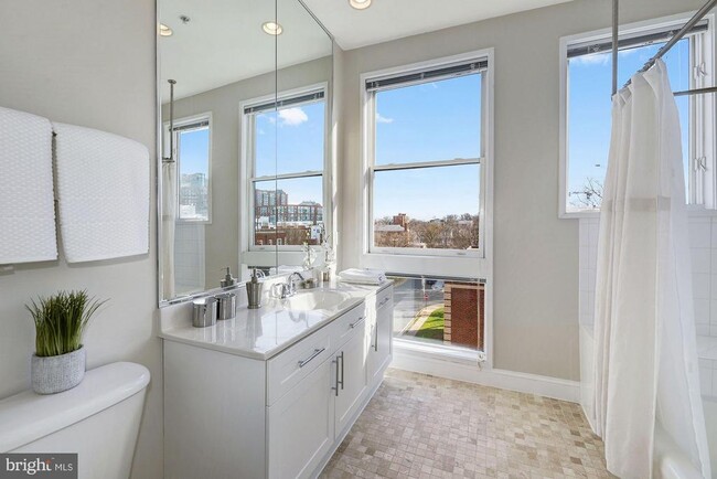 Building Photo - 1662 N Quinn St