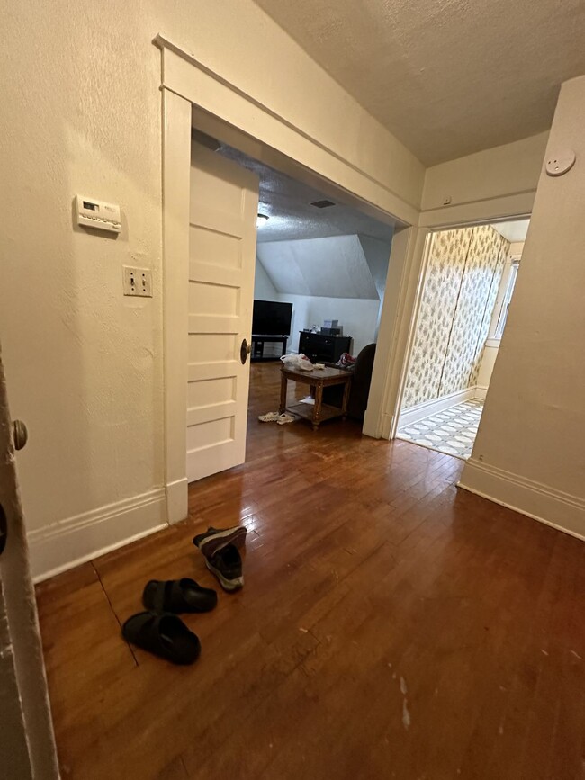 Building Photo - NO SECURITY DEPOSIT Perfect 2 bed 1 bath n...