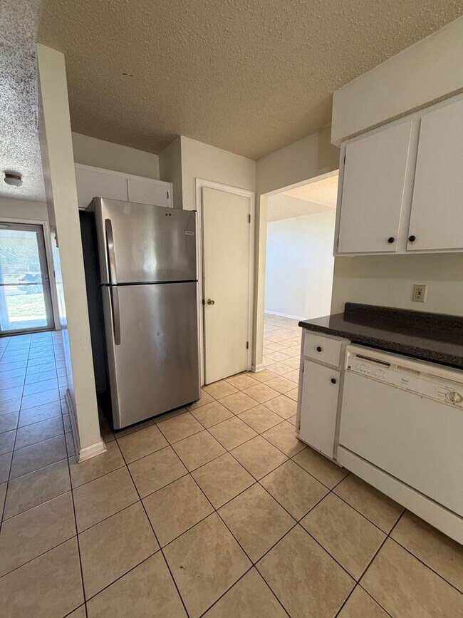 Building Photo - FOR RENT