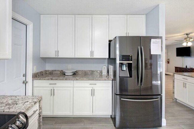 Building Photo - 120 E Park Ln