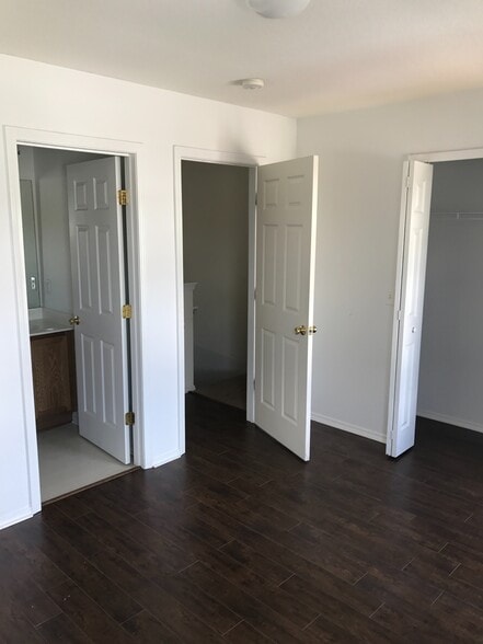 Building Photo - 431 Lake Park Way