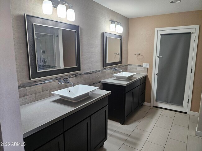 Building Photo - 6002 E Marconi Ave