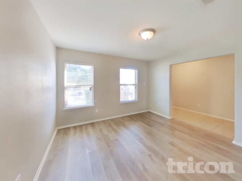 Building Photo - 528 Shell St