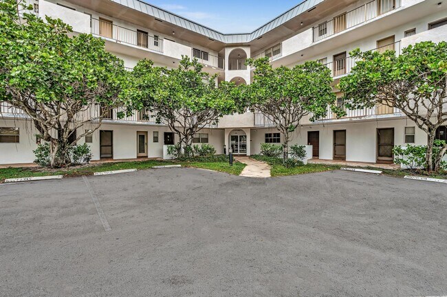 Building Photo - 5961 N Falls Circle Dr