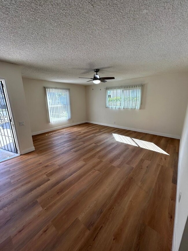 Building Photo - Spacious 4-Bed, 2-Bath Home with a Large Backyard in Prime West Hills!