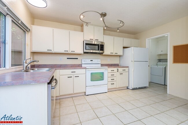 Building Photo - Gorgeous Townhouse | Private Outdoor Space | Central A/C