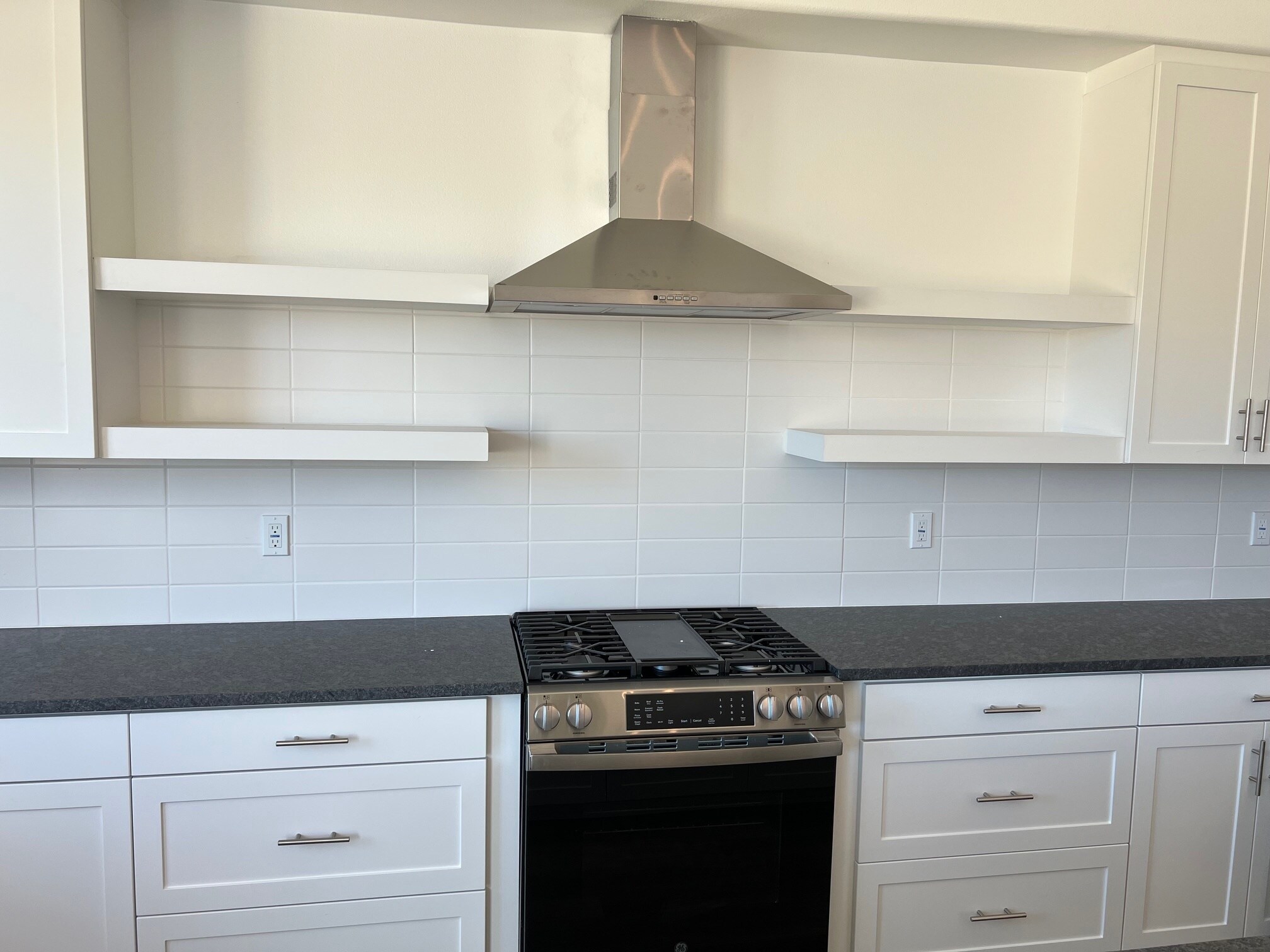 Quartz kitchen counter - 1840 Vincent Dr