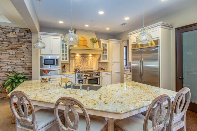 Building Photo - Large 5 bed / 5 bath Tuscan Style Home on ...