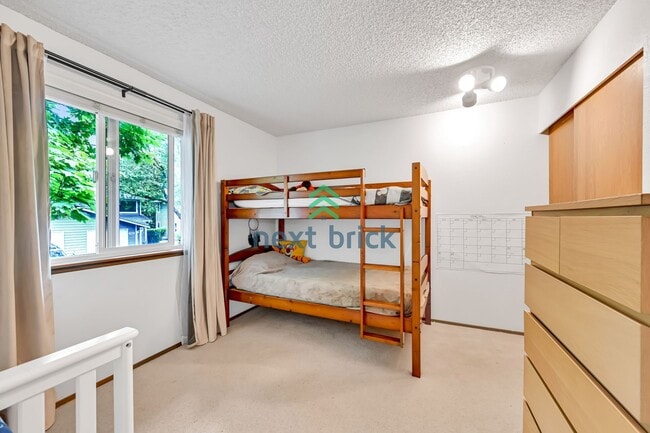 Building Photo - 3 BED & 1.5 BATH FOR RENT