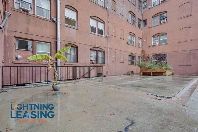 Building Photo - Spacious and Stylish Studio in Prime Arlin...