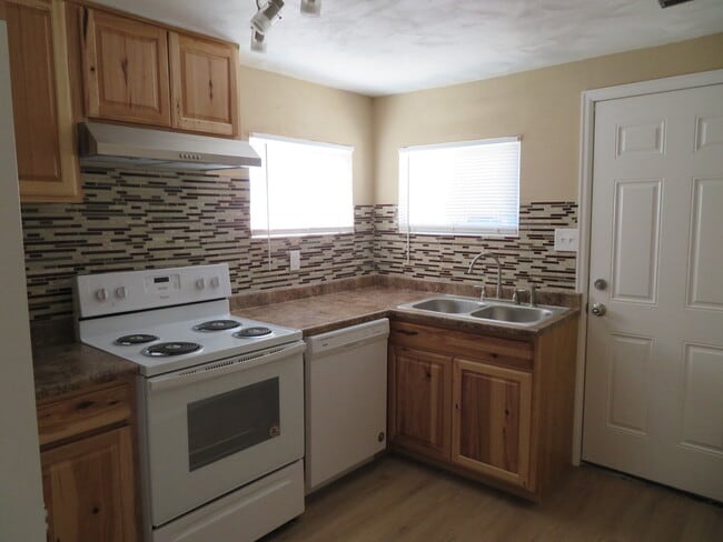 Primary Photo - 726 E Fountain Blvd