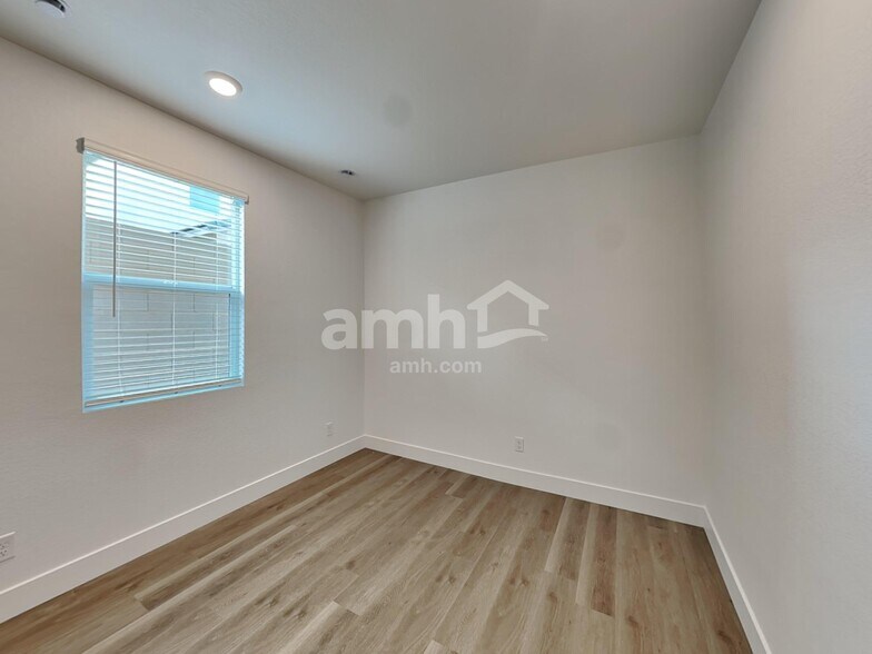 Building Photo - 6449 Marthas Vineyard Ave