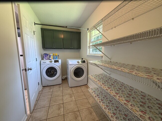 Building Photo - "Discover Comfort and Charm: Spacious 3-Bed, 2-Bath Home in Huntsville's Desirable Locale!"