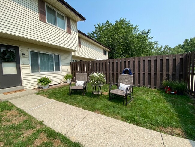 Building Photo - W164N11511-N11511 Squire Ct