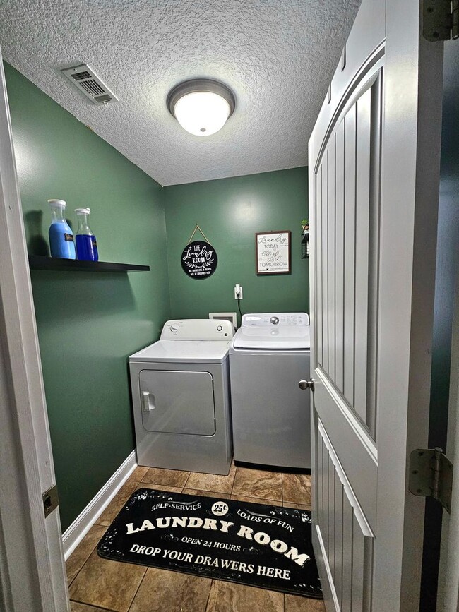 Building Photo - Spacious 5-Bedroom, 3-Bathroom Home for Re...