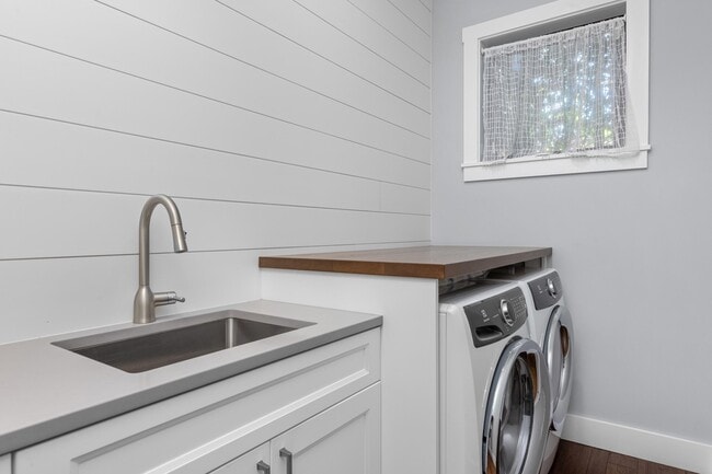 Building Photo - 940 Greenbriar Dr