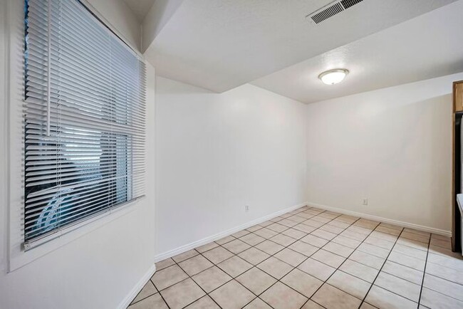 Building Photo - Darling Ground Floor Stonebrook Condo