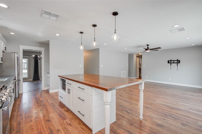 Building Photo - 966 Redway Ln