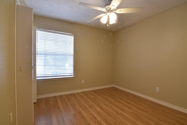 Building Photo - 8507 Grove Park Dr