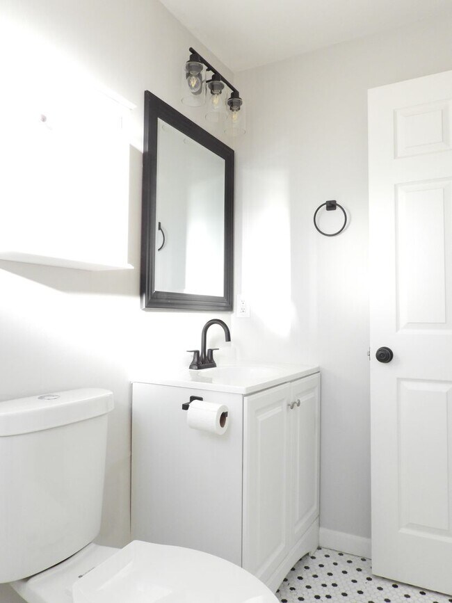 Building Photo - Close to Downtown 3 Bed 2 Bath with Fenced Backyard