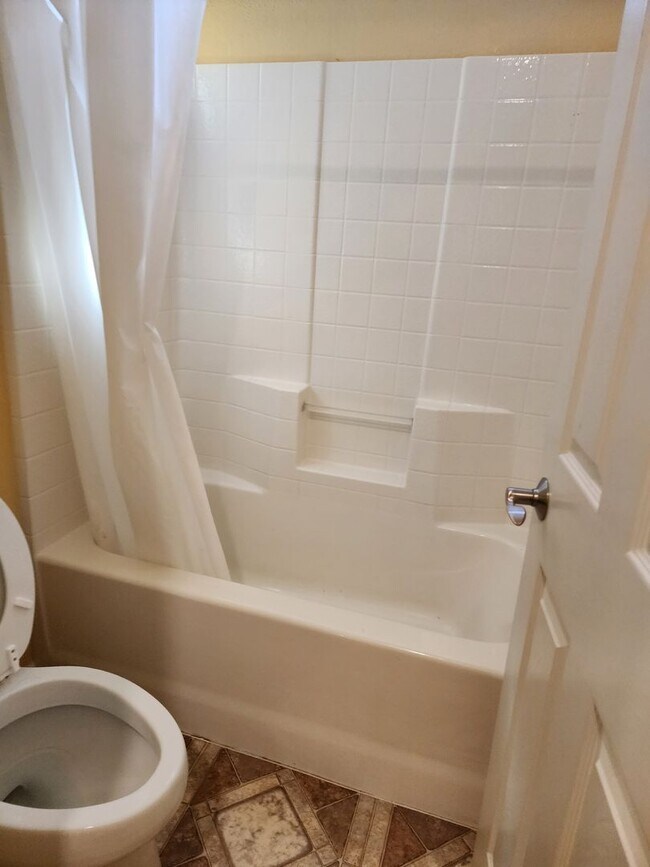 Building Photo - 5 Bedroom 3 Bathroom with 3 car Garage in the Sylvan School District