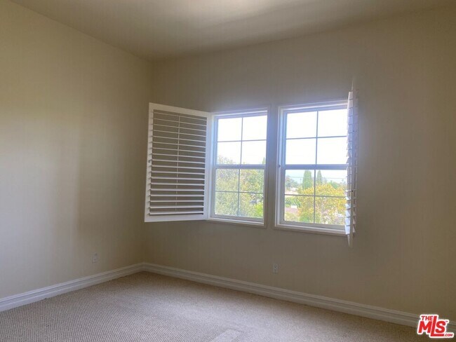 Building Photo - 4202 Whitsett Ave