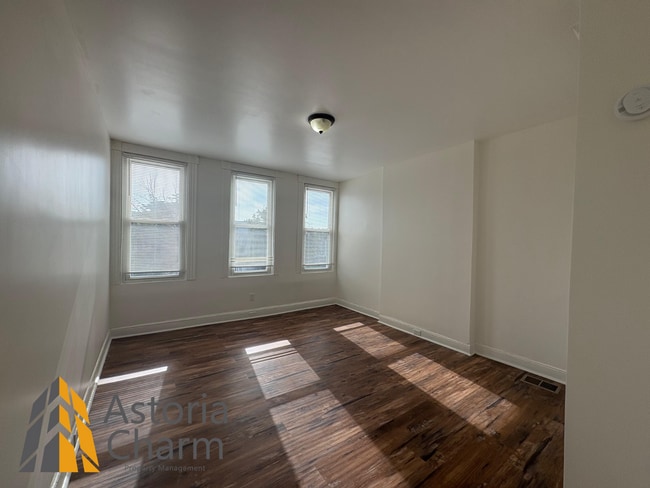 Building Photo - Modern 4-Bedroom with Yard & Easy Downtown...