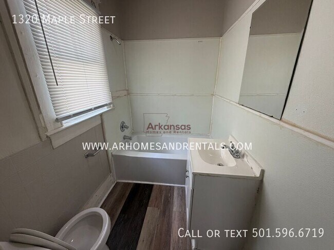 Building Photo - 1320 Maple St