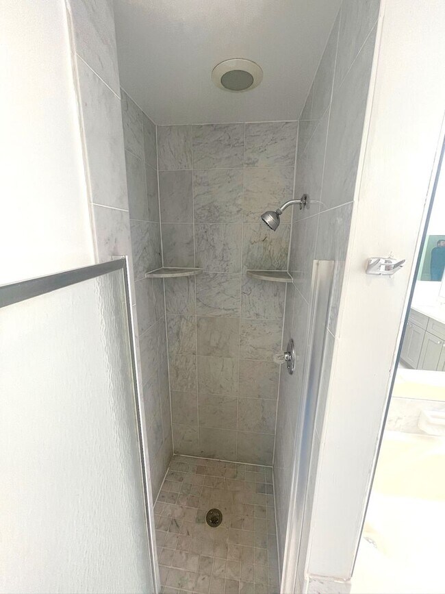 Building Photo - Newly Renovated 3 Level Townhome!