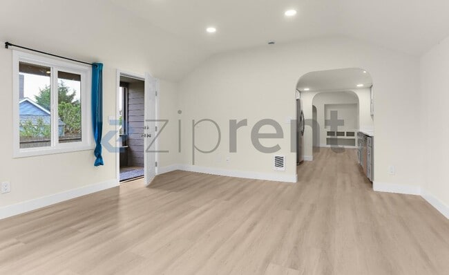 Building Photo - Unit